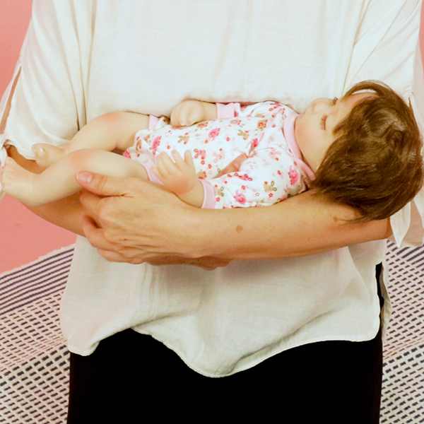 助産師が動画で教える 新生児の赤ちゃんの抱っこ 横抱き 縦抱きのコツ まなべび