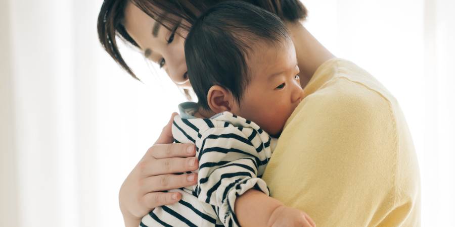 新生児のしゃっくりが多い原因 対処 助産師 止まらない 吐く時 まなべび