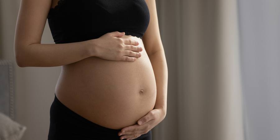 助産師監修 臨月 妊娠後期におりものが変化する原因と破水との違い まなべび